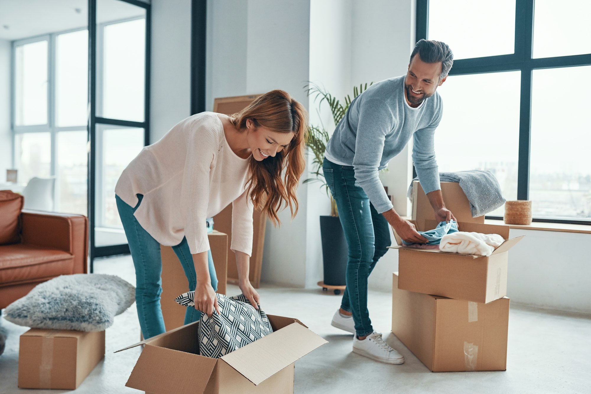 Couple qui déballe ses boîtes dans son nouvel appartement