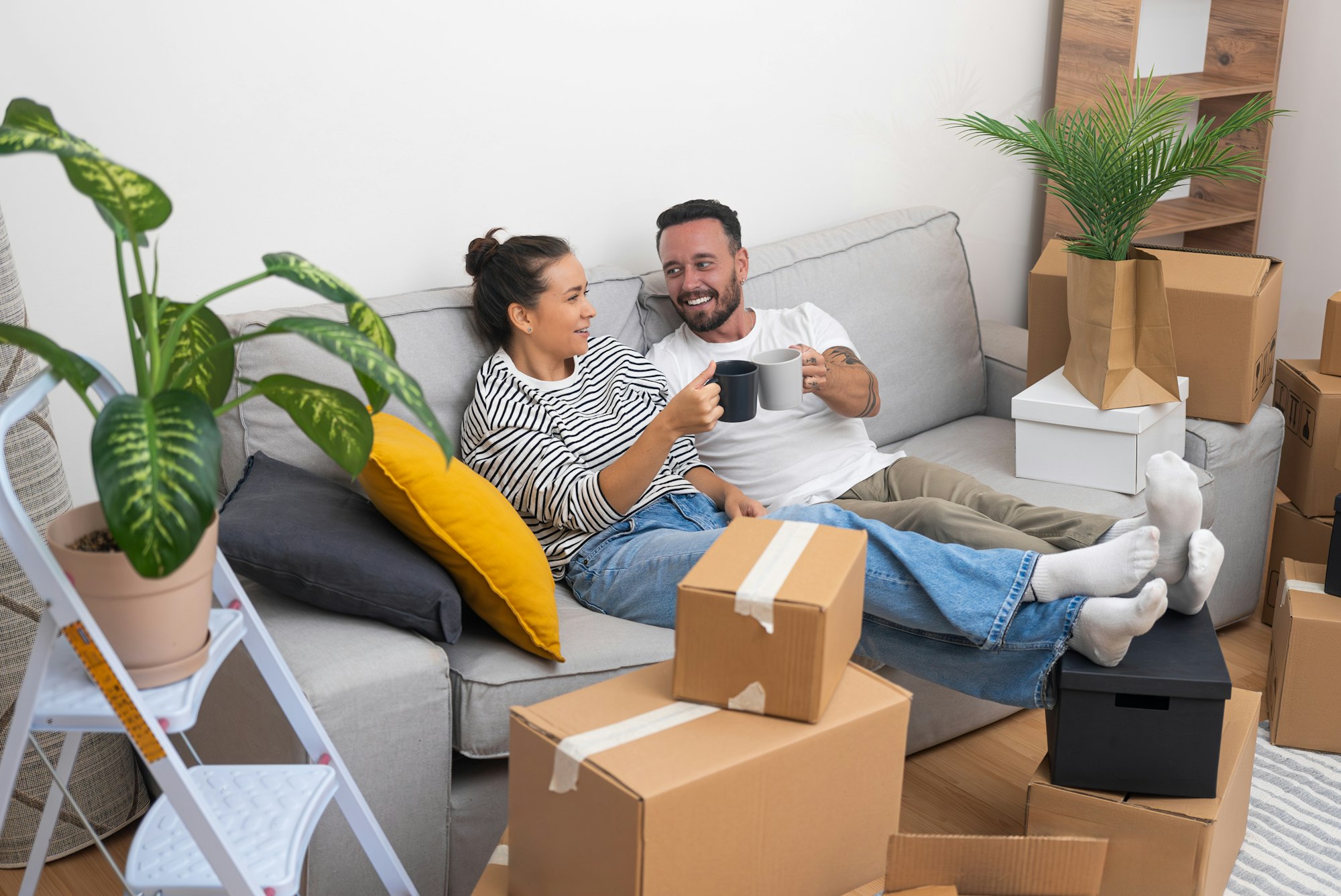 Couple détendu pendant le déballage dans sa nouvelle maison